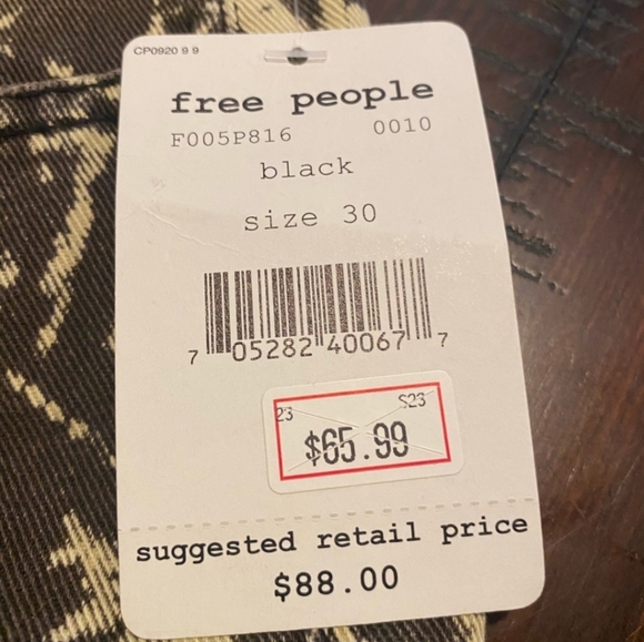 FREE PEOPLE Raw Hem Shortie Shorts in Boho Leaves Pattern Size 30 - Picture 3 of 3